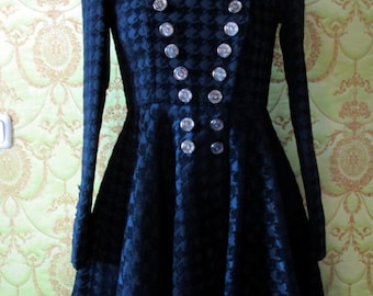 Casaco preto de lã inspirado em Alexander Mcqueen feito sob medida com botões prateados