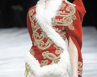 Chaqueta de terciopelo rojo carmesí con mangas abiertas inspirada en el diseñador, estilo burlesque, con apliques dorados y piel, hecha a medida