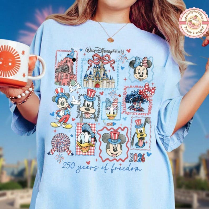Coquette Bow Mickey and Friends 4th July 2026 Shirt, Disneyland Independence Day Tee, Disneyland Walt T-shirt, 250 Years Of Freedom immagine 1