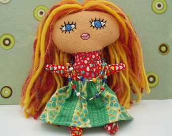 Rag Doll met blond haar en groene rok