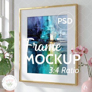 Könnte beinhalten: Ein goldgerahmtes Kunst-Mockup mit weißem Passepartout. Das Kunstwerk zeigt ein abstraktes Gemälde in Blau-, Türkis- und Weißtönen. Der Text "Frame MOCKUP 3:4 Ratio" ist auf das Kunstwerk gelegt. Ein rosa Blumenarrangement befindet sich im Hintergrund.