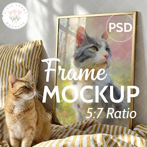 Può includere: Un mockup di cornice con una stampa artistica di gatto. La cornice dorata contiene un dipinto di un gatto grigio e bianco. Il testo "Frame Mockup" e "5:7 Ratio" è visualizzato. Un gatto arancione è di fronte.