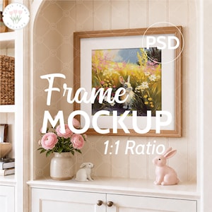 Puede incluir: Una obra de arte enmarcada con una pintura de un conejo en un campo de flores amarillas y rosas. El marco es de color marrón claro. Las palabras "Frame Mockup" y "1:1 Ratio" se muestran en texto blanco. Conejos de cerámica y un jarrón de flores rosas están en un estante.
