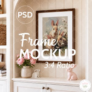 Puede incluir: Una obra de arte enmarcada con una pintura de tres conejos en colores pastel. El marco es marrón oscuro. Las palabras "Frame Mockup" y "3:4 Ratio" están superpuestas en la imagen. Los elementos decorativos incluyen un jarrón con flores rosas y figuras de conejos.