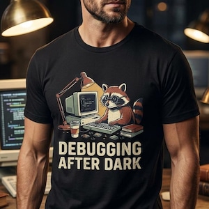 Retro-Waschbär-Programmierer-T-Shirt, „Debugging After Dark“, ringgesponnene Baumwolle, Rundhalsausschnitt