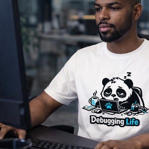 Koszulka z motywem pandy „Debugging Life”, zabawny t-shirt z humorem do kodowania, prezent dla inżyniera oprogramowania