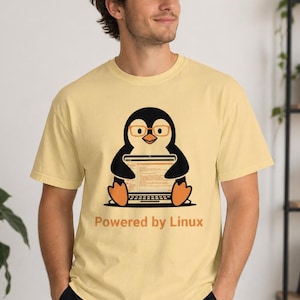 Drivs av Linux T-shirt | Tux Penguin Coding T-shirt (plaggfärgad)