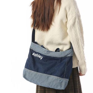 Bolsa tote personalizada com nome em patchwork bicolor escuro/claro, bolsa de mão em patchwork jeans lavado com alça removível, bolsa para usar na mão, no ombro ou transversal.