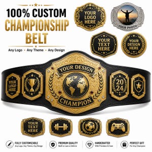 Puede incluir: Un cinturón de campeonato de cuero negro con una gran placa central dorada que presenta un globo terráqueo y el texto YOUR DESIGN y CHAMPION. El cinturón incluye placas laterales con iconos como un trofeo, 2024, una estrella, una mancuerna, un balón de fútbol y un mando de juego.