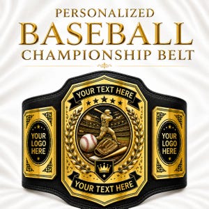 Puede incluir: Un cinturón de campeonato negro con placas doradas con el texto PERSONALIZED BASEBALL CHAMPIONSHIP BELT. La placa central muestra un jugador de béisbol, una pelota, un guante y un bate, con espacios para texto y logotipos en las placas laterales.