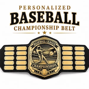 Puede incluir: Un cinturón de campeonato de cuero negro con una placa central dorada que muestra a un jugador de béisbol bateando una pelota. La placa dice BASEBALL LEAGUE CHAMPIONSHIPS. Incluye varias placas de identificación doradas en blanco.