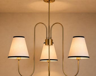 Lámpara de techo moderna de mediados de siglo con tres luces, de latón y pantalla blanca, ideal para comedor.
