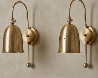 Aplique de pared perforado de latón de mediados de siglo con brazo ajustable para sala de estar