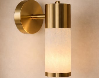 Luminária de parede cilíndrica de alabastro em latão, estilo minimalista e moderno, para cabeceira.