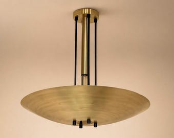 Plafoniera moderna in ottone, apparecchio di illuminazione minimalista e di lusso, elegante complemento d'arredo.