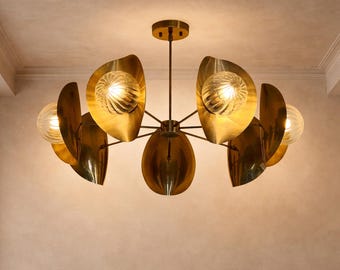 Lámpara de araña de latón de estilo moderno de mediados de siglo - Elegante luminaria con forma de pétalos de hoja - Iluminación de lujo para el hogar