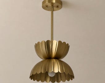 Lámpara de techo elegante de latón con diseño floral.