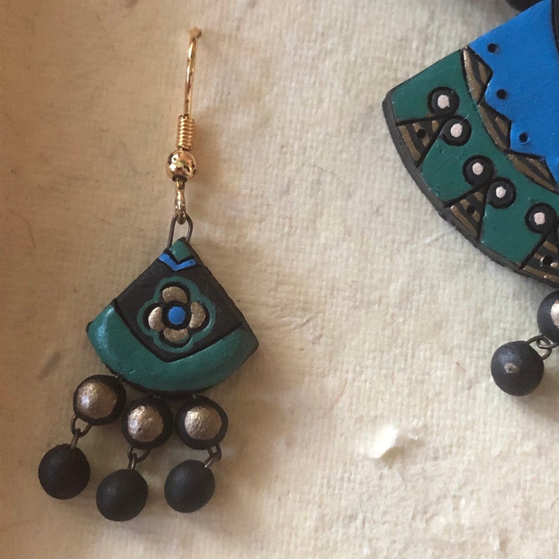 Peacock Jewel Tones Ethnic Jewelry Boxed Set Vintage Boho 1970/'s Clay Fan Earring /& Necklace Set
