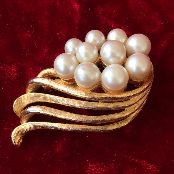 Vintage Faux Pearl Gold-Tone Swoop Brooch - Abstra