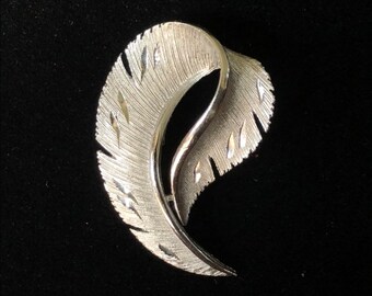 Vintage JJ Jonette Jewelry Diamond Cut Silver-Tone Feather Brooch - Abstract Tropical Leaf Signed