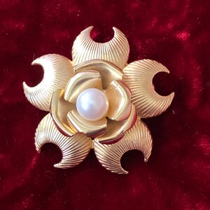 Signed EXPO &#39;70 Cherry Blossom Logo Brooch - Osaka Japan Worlds Expo Gold-Tone Pin