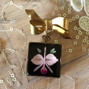 Vintage Lucite Reverse Carved Dangle Brooch - Reverse Painted Pin