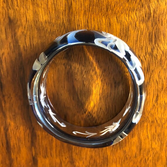 Huge Vintage 1950’s Reverse Carved Lucite Bangle … - image 3