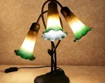 Lámpara vintage con forma de tulipán, tres pantallas de cristal ámbar, lámpara de mesita de noche con diseño floral.