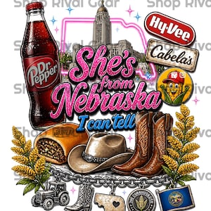 Op de afbeelding: Een grafisch ontwerp met een Dr. Pepper-fles, het capitool van de staat Nebraska en de tekst She's from Nebraska I can tell. Bevat een Runza-sandwich, cowboyhoed, laarzen, tractor, maïsmascotte en bedeltjes aan een ketting.