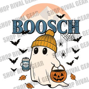 Op de afbeelding: Een cartoon spook met een gele muts en een pompoen-lantaarnemmer en een blikje Busch Light. Het woord "BOOSCH" staat boven het spook, met vleermuizen, spinnen en herfstbladeren. Een berg en de zon staan op de achtergrond.