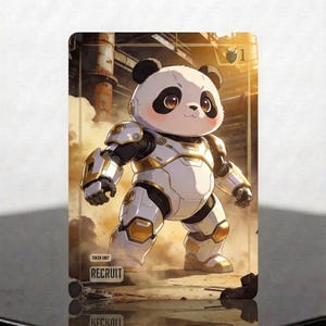 Könnte beinhalten: Eine rechteckige Sammelkarte mit einem Cartoon-Panda in einer weißen und goldenen Roboter-Rüstung. Der Panda steht in einer staubigen industriellen Umgebung. Die Karte enthält den Text TOKEN UNIT RECRUIT und die Zahl 1 oben rechts.