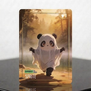 Könnte beinhalten: Eine rechteckige Sammelkarte mit der Illustration eines Pandas, der ein weißes Geisterlaken trägt. Die Karte zeigt den Text TEMPORARY SPRITE und die Zahl 3 in der oberen rechten Ecke. Der Hintergrund zeigt einen Wald bei goldenem Licht.