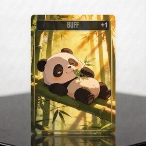 Könnte beinhalten: Eine rechteckige Sammelkarte mit einem Cartoon-Panda, der auf einem Bambusstamm in einem sonnendurchfluteten Wald liegt. Das schwarze Banner am oberen Rand zeigt den Text BUFF +1 in Weiß. Der Panda hat schwarz-weißes Fell und hält ein Bambusblatt.