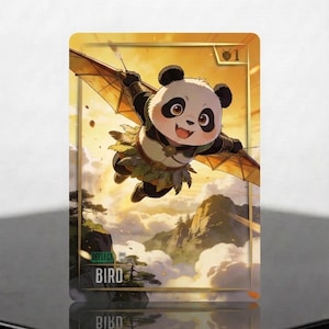 Può includere: Una carta collezionabile rettangolare raffigurante un panda dei cartoni animati che indossa una gonna di foglie e usa un deltaplano per volare sopra un paesaggio montuoso al tramonto. La carta mostra il testo Deflect e Bird con un'icona a scudo.