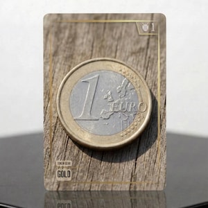 Puede incluir: Una tarjeta de juego rectangular que presenta una imagen de alta resolución de una moneda de un euro centrada sobre un fondo de veta de madera. La tarjeta incluye un borde dorado, un icono de escudo con el número 1 y el texto TOKEN GEAR GOLD.