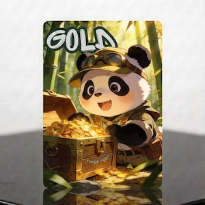 Può includere: Una carta rettangolare con un panda dei cartoni animati che indossa un berretto beige con occhiali protettivi, in una foresta di bambù. Il panda fruga in un forziere di legno pieno di monete d'oro. La parola GOLD è stampata in verde in alto.
