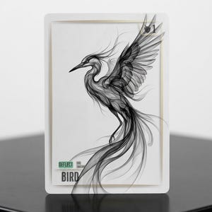 Può includere: Una carta da gioco rettangolare con un'illustrazione in bianco e nero, simile a fumo, di un uccello in volo. La carta mostra il testo 'DEFLECT' in un riquadro verde e la parola 'BIRD' sotto, con un'icona a forma di scudo con il numero 1.