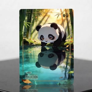 Peut inclure: Une carte à collectionner rectangulaire présentant une illustration numérique d'un petit panda au bord d'un étang dans une forêt de bambous. Le panda regarde son reflet net dans l'eau. Le mot REFLECTION est imprimé en lettres blanches.