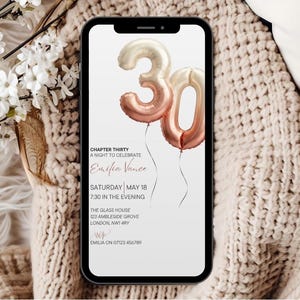 Pode incluir: Um smartphone exibe um convite digital para uma festa de 30 anos. O design apresenta balões numéricos em ouro rosa e champanhe. O convite inclui detalhes do evento: "Capítulo Trinta, Uma noite para celebrar, Emilia Vance, sábado, 18 de maio, 19h30."