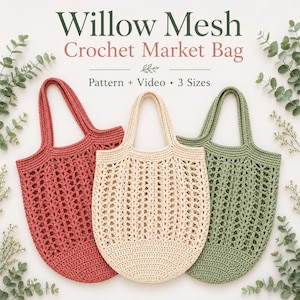 Peut inclure: Trois sacs de marché au crochet en terracotta, crème et vert sauge. Les sacs présentent un corps en maille et une base solide avec deux anses. Le texte indique : Willow Mesh Crochet Market Bag, Pattern + Video + 3 Sizes. Des feuilles d'eucalyptus décorent l'ensemble.
