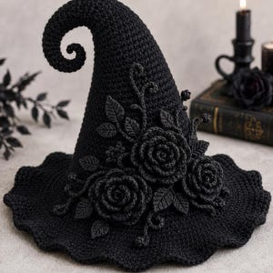 Peut inclure: Un chapeau noir au crochet doté d'une pointe haute et recourbée ainsi que d'un large bord ondulé. Le chapeau est orné de roses noires en crochet en trois dimensions et de motifs de vignes feuillues partant de la base vers le sommet.