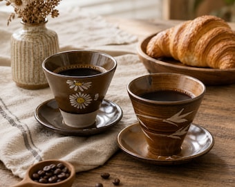 Juego de taza y platillo de cerámica artesanal, estilo Wabi-Sabi japonés.