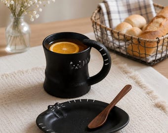 Juego de taza y platillo con diseño de cola de gato negro, taza de café de cerámica hecha a mano, regalo adorable para amantes de los gatos, taza de té única, decoración gótica para el hogar, 300 ml