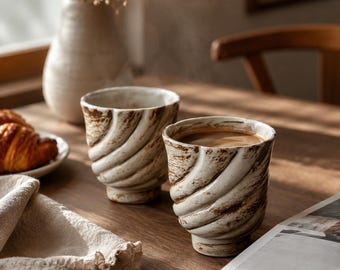 Taza de café de cerámica en espiral hecha a mano, taza de cerámica japonesa, taza de té rústica de gres, taza Wabi Sabi, regalo único para amantes del café.