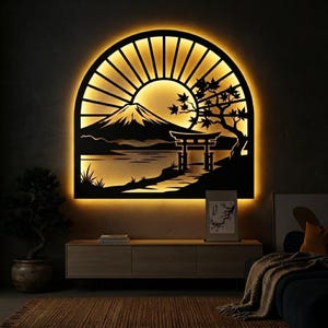 Könnte beinhalten: Ein halbkreisförmiges Wandkunstobjekt aus schwarzem Metall mit einer hinterleuchteten Silhouette des Berges Fuji, eines Torii-Tors und eines Baumes. Das Design zeigt strahlende Sonnenstrahlen hinter dem Berg, die einen warmen Schein erzeugen.