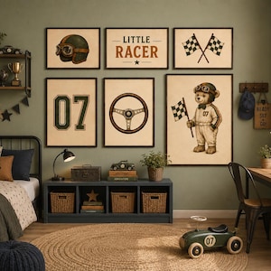 Peut inclure: Un mur de galerie composé de six impressions encadrées sur le thème de la course, incluant un casque vintage, le texte LITTLE RACER, des drapeaux à damier, le numéro 07, un volant et un ours en tenue de pilote tenant un drapeau à damier.