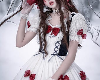 白雪姫風ロリータドレスセット｜赤いバラがあしらわれた白いレースのジャンパースカート｜おとぎ話のお姫様コスチューム
