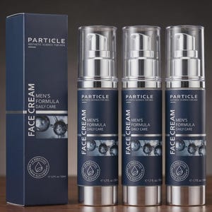 Puede incluir: Imagen de la crema facial Particle para hombres. La imagen muestra tres botellas con bomba plateadas y transparentes y una caja azul marino. La caja y las botellas tienen las palabras "Particle Aesthetic Science for Men" y "Face Cream Men's Formula Daily Care". Cada botella contiene 50 ml.
