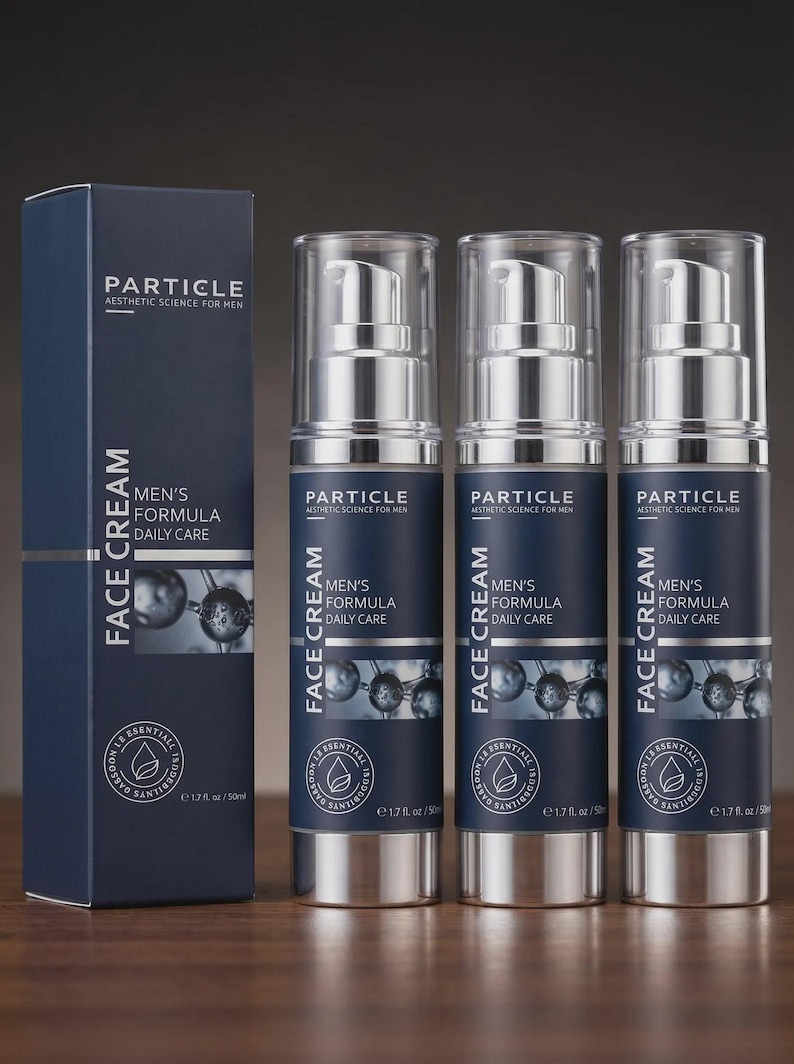 Puede incluir: Imagen de la crema facial Particle para hombres. La imagen muestra tres botellas con bomba plateadas y transparentes y una caja azul marino. La caja y las botellas tienen las palabras "Particle Aesthetic Science for Men" y "Face Cream Men's Formula Daily Care". Cada botella contiene 50 ml.