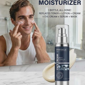 Puede incluir: Una botella plateada y azul marino de Particle Men's 6-en-1 Moisturizer. La botella est&aacute; etiquetada como "Face Cream" y "Men's Formula Daily Care". La imagen incluye el texto "&iexcl;1 Botella, Todo Hecho! Reemplaza T&oacute;nico + Loci&oacute;n + Crema + Crema para Ojos + Suero + Mascarilla."